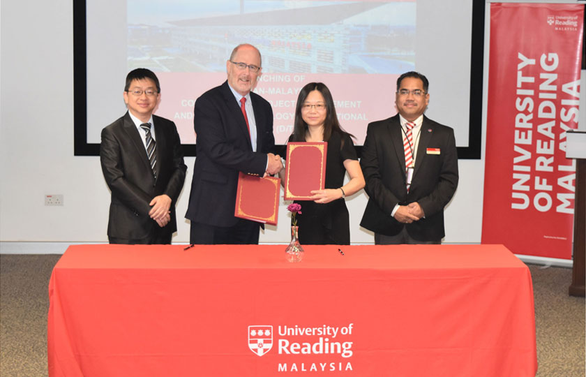 UoRM Provost and Director of DiTIC Taiwan Dr Fan Su Ling shake hands during signing of MOU