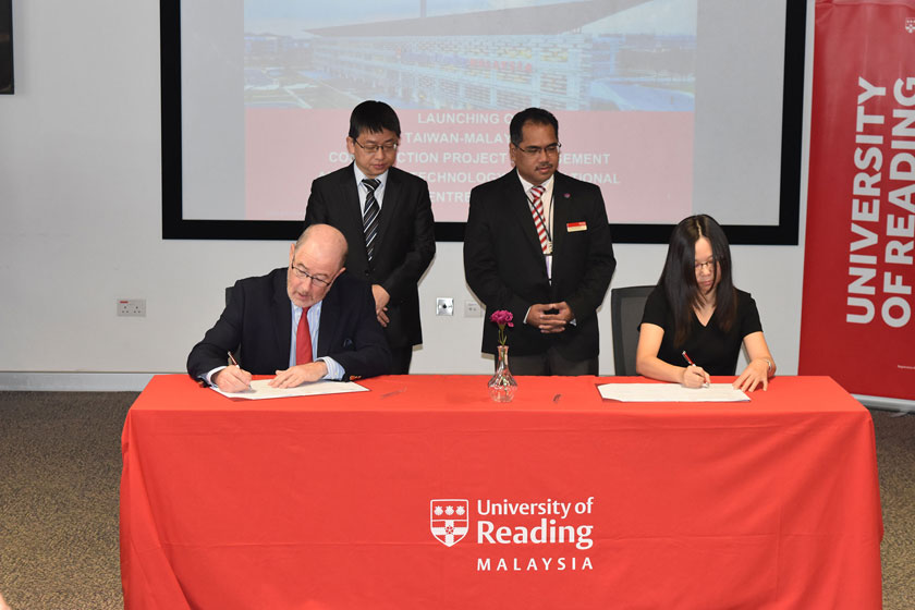 UoRM Provost and Director of DiTIC Taiwan Dr Fan Su Ling sign MOU papers